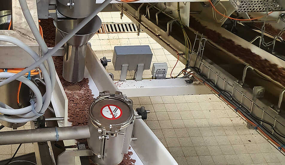 狗粮返工流程中的喂料 宠物食品