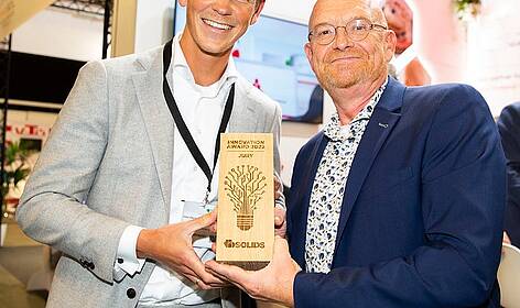 Robert den Hertog (Indus Bulk Logistics) & Ruud Padt (Gericke BV) accepting the Innovation Award at Solids Antwerp 2022. 