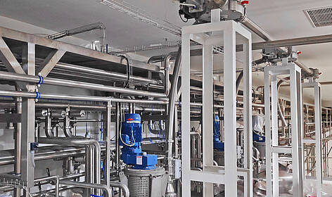 Liquid mixers with pneumatic feeding of salt 